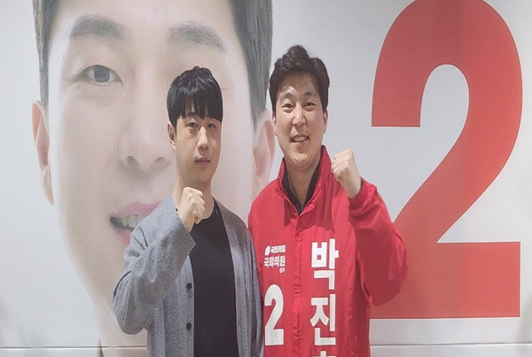 온라인 게임 ‘리그오브레전드’에서 ‘듀크(Duke)’로 이름을 떨친 이호성 전 SK텔레콤 T1 프로게이머가 박진호 국민의힘 김포갑 국회의원 후보를 지지선언했다. (사진제공=박진호 후보실)