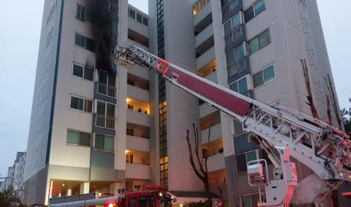 4일 오전 5시53분께 안산시 상록구의 한 아파트에서 불이 나 신고를 받고 출동한 소방당국에 의해 약 24분 만에 꺼졌다. 인명피해는 발생하지 않았다. 사진은 화재 현장. (사진제공=경기도소방재난본부)