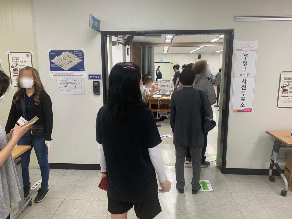 사전투표 첫날인 27일 오전 10시께 인천시 부평4동에 마련된 투표소에서 사전투표가 순조롭게 진행되고 있다. (사진=이복수 기자)