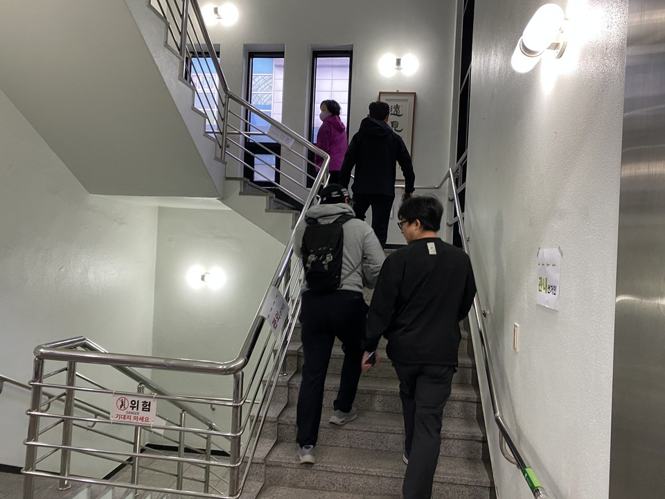 5일 오전 7시께 성남시 분당구 서현 1동 주민센터에 마련된 제22대 총선 사전투표소를 찾은 시민들이 투표를 위해 입장하고 있다. (사진=장은기 기자)