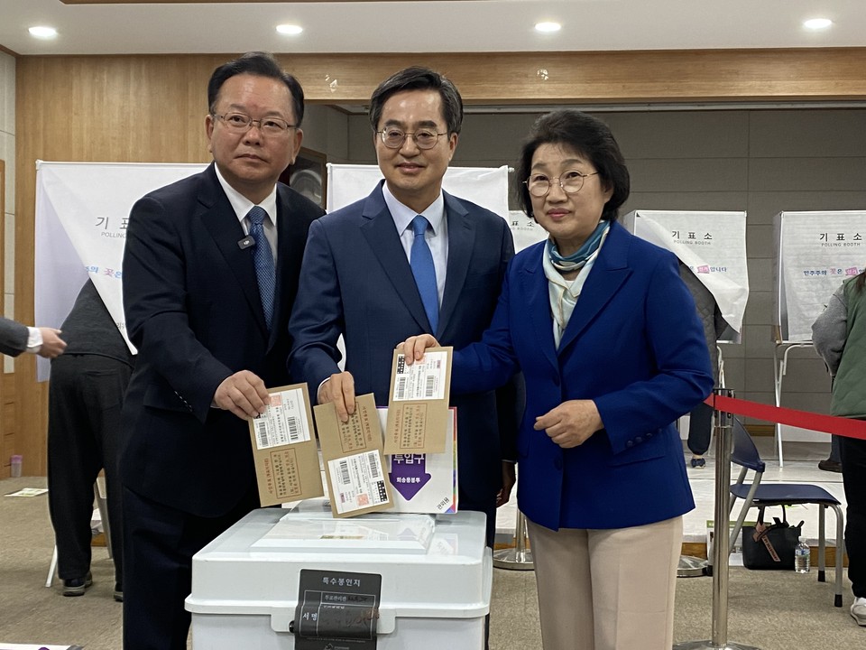 오전 8시30분께 분당구 서현1동행정복지센터 2층투표소에서 김동연 지사(가운데) 부부와 김부겸 민주당 공동상임선대위원장이 함께 사전투표를 하고 있다. (사진=장은기 기자)
