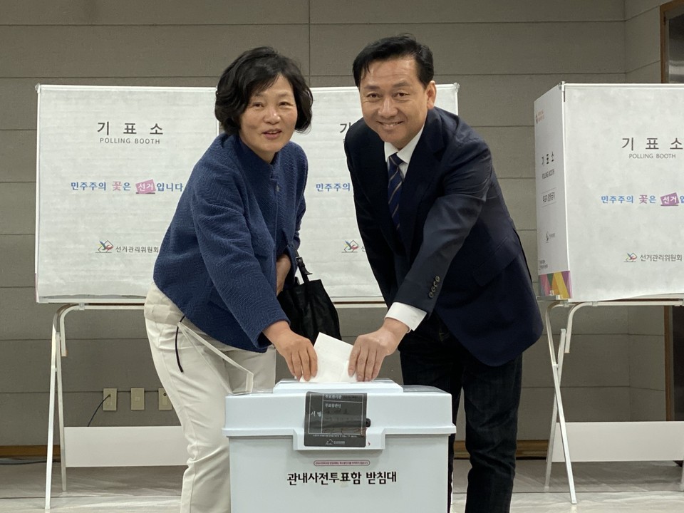 제22대 국회의원 선거 사전투표일인 5일 오전 8시30분께 성남시 분당구 서현1동 행정복지센터에서 분당갑에 출마한 더불어민주당 이광재 후보 부부가 함께 사전투표를 마쳤다. (사진=장은기 기자)