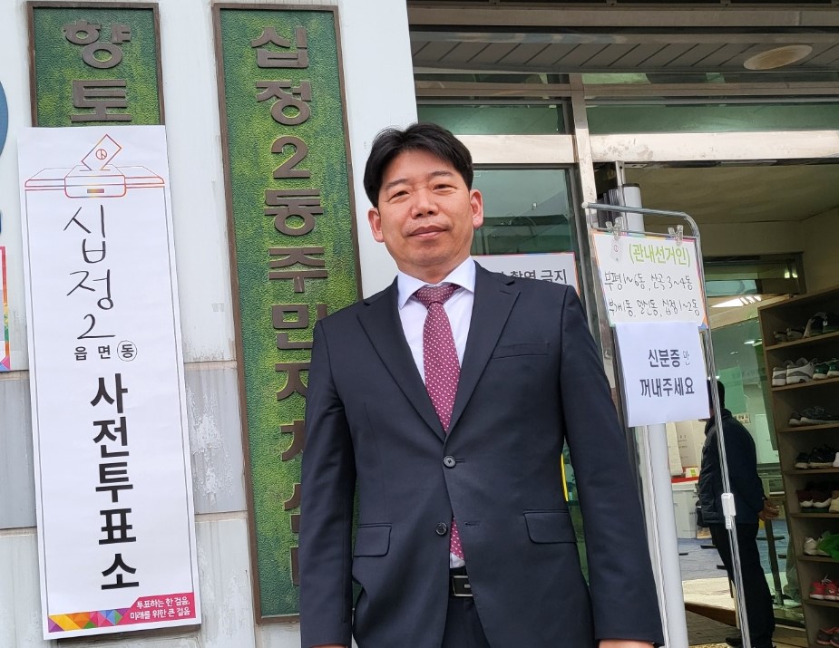 인천 부평갑 국민의힘 유제홍 후보가 제22대 총선 사전투표 개시일인 5일 오전 6시 자신의 거주지 투표소인 십정2동 행정복지센터에서 인천 출마자 중 가장 이른 시간에 사전투표를 행사했다. (사진제공=유제홍 후보 캠프)
