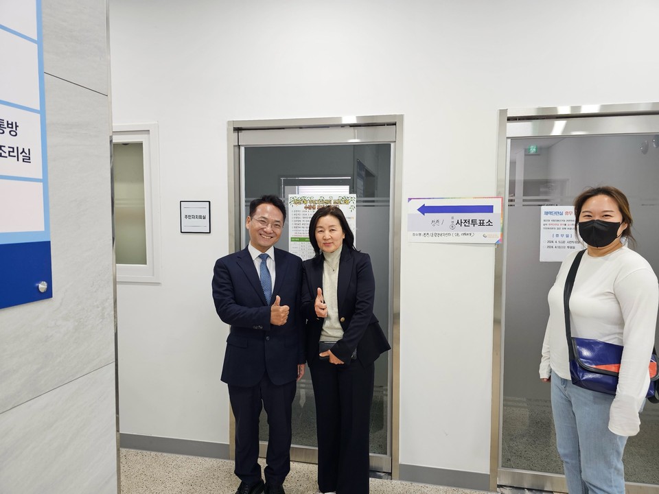 인천 부평을 더불어민주당 박선원 후보가 사전투표 첫날인 5일 오전 배우자와 함께 사전투표소가 마련된 청천1동 행정복지센터를 찾아 소중한 한 표를 향사했다. (사진제공=박선원 후보 캠프)