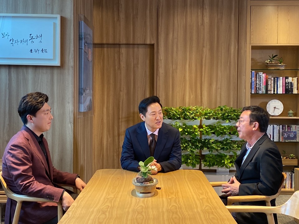 홍철호, 박진호 후보가 오세훈 서울시장과 김포 현안을 두고 협의하고 있다. (사진=박진호 후보 페이스북)