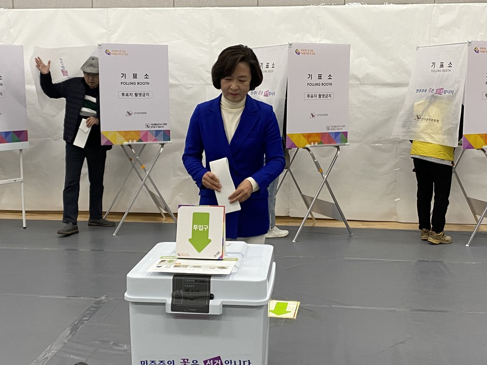 제22대 국회의원 선거 사전투표일인 5일 오전 11시20분께 하남시 위례행정복지센터에 마련된 사전투표소에서 하남시갑에 출마한 더불어민주당 추미애 후보가 소중한 한 표를 행사하고 있다. (사진=장은기 기자)