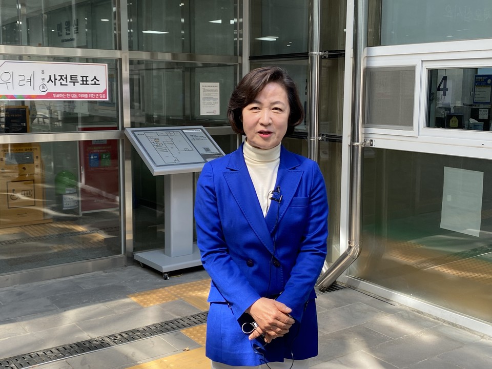 제22대 총선 사전투표 첫날인 5일 수도권 격전지의 하나인 하남시갑에 출마한 더불어민주당 추미애 후보가 사전투표를 마치고 필승 의지를 다졌다. (사진=장은기 기자)