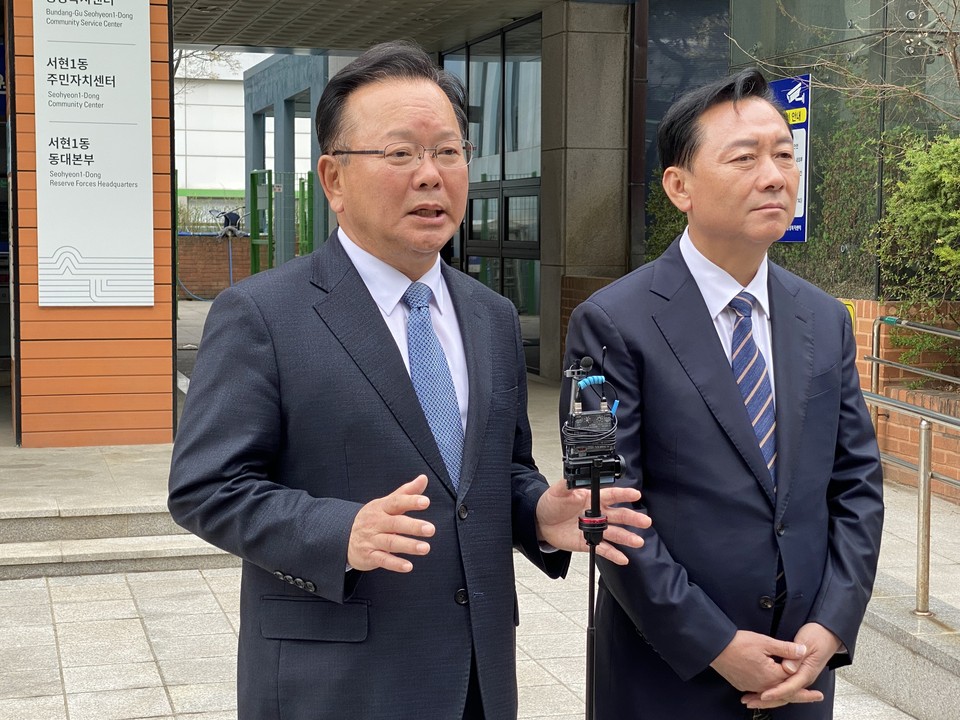 제22대 총선 사전투표 첫날인 5일 수도권 최대 격전지인 성남시 분당갑에 출마한 더불어민주당 이광재 후보가 사전투표를 마치고 필승 의지를 다졌다. (사진=장은기 기자)