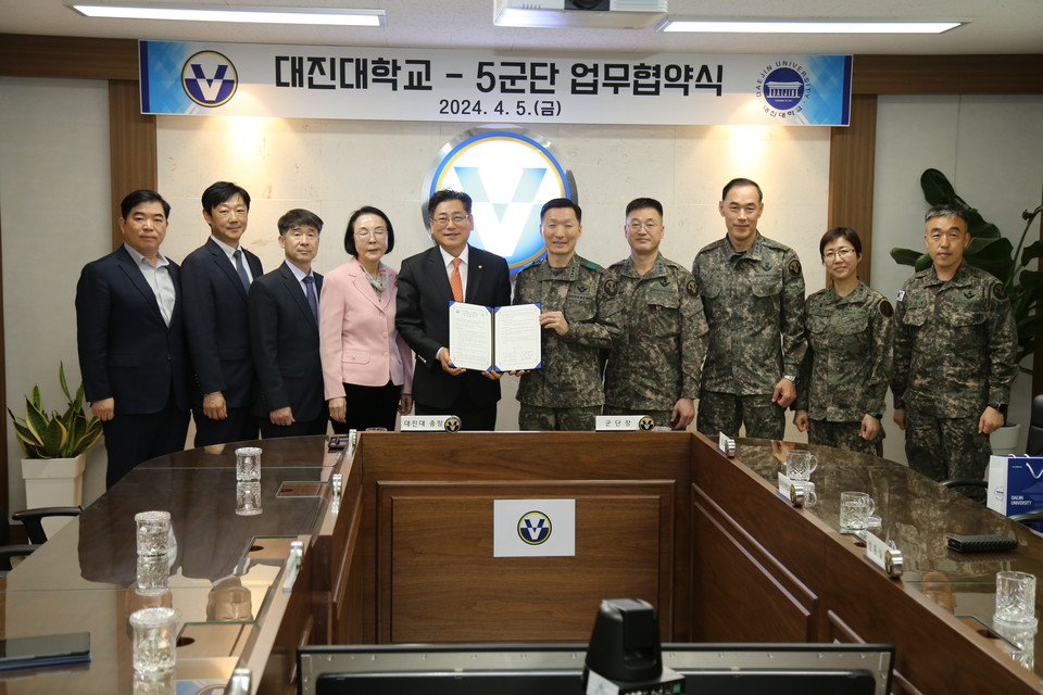 임영문 대진대학교 총장은 5일 육군 5군단 사령부 38선 돌파실에서 김성민 5 군단장(중장)과 업무협약을 체결했다. (사진제공=대진대학교)