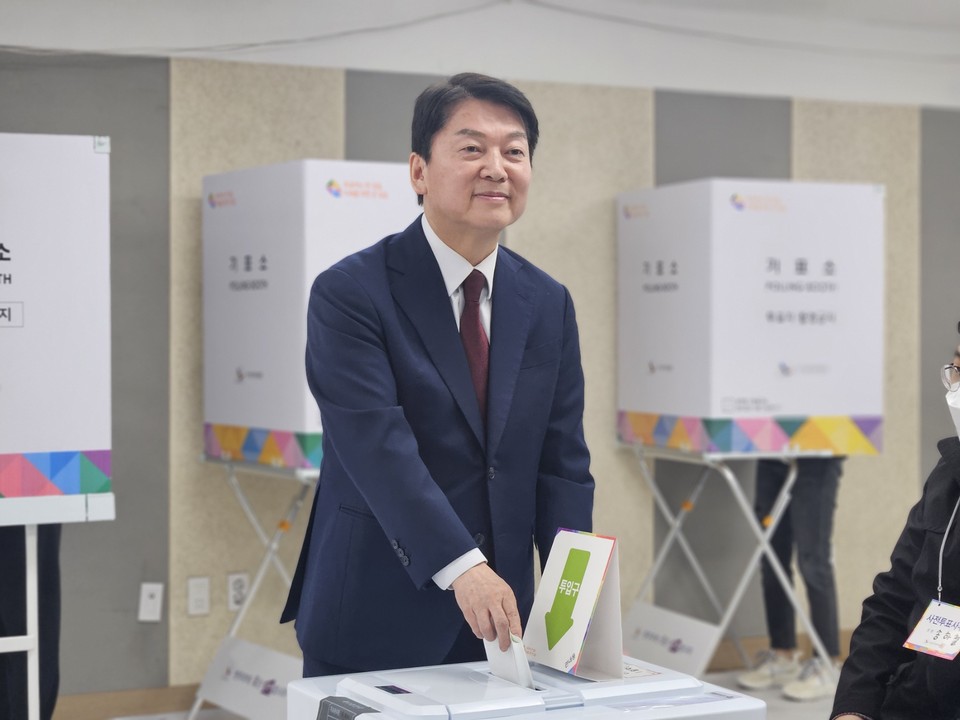 안철수 국민의힘 성남시 분당갑 후보가 5일 오전 성남시 분당구 야탑2동 행정복지센터에서 사전투표를 하고 있다. (사진제공=안철수 후보 캠프)