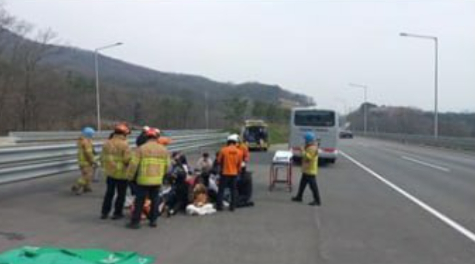 6일 오전 9시20분께 용인시 처인구 수도권제2순환고속도로 광주방향 삼가터널에서 학생들을 태운 체험학습 버스가 앞서가던 또 다른 체험학습 버스를 들이받는 등 총 4대가 추돌하는 사고가 나 인솔교사 4명과 학생 11명이 부상을 입고 인근 병원으로 이송됐다. 크게 다치지는 않은 것으로 파악됐다. 사진은 사고 현장. (사진제공=경기도소방재난본부)