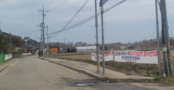김포시가 가압장 설치 예정지역으로 고시한 고촌읍 풍곡리 마을 입구에 주민들이 내 건, 가압장 설치 반대 현수막. (사진제공=독자)