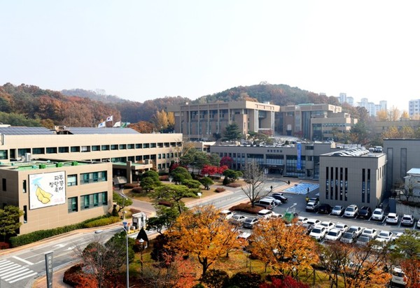 파주시가 내년에 반드시 필요한 교통불편 지역의 대중교통 서비스 제공을 위한 도시형교통모델 추가예산을 확보했다. 사진=파주시청 전경. (사진제공=파주시청)