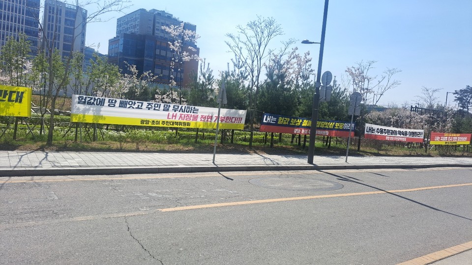 하남시 광암초이산업단지비상대책위원회는 9일 한국토지주택공사(LH) 하남사업본부를 방문, LH가 주민과의 약속을 지키지 않는다고 반발하는 1인시위를 벌이고 있다. (사진=장은기 기자)