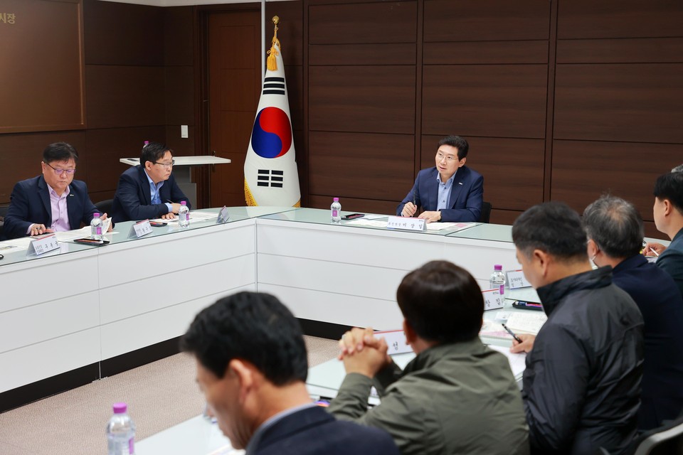 정부가 반도체 산업 기술의 초격차를 확보하기 위해 ‘한국첨단반도체기술센터’ 설립을 추진하는 가운데 용인특례시가 ASTC 유치를 위해 추진위원회를 구성한다. 사진은 추진위원회 회의 모습. (사진제공=용인특례시)