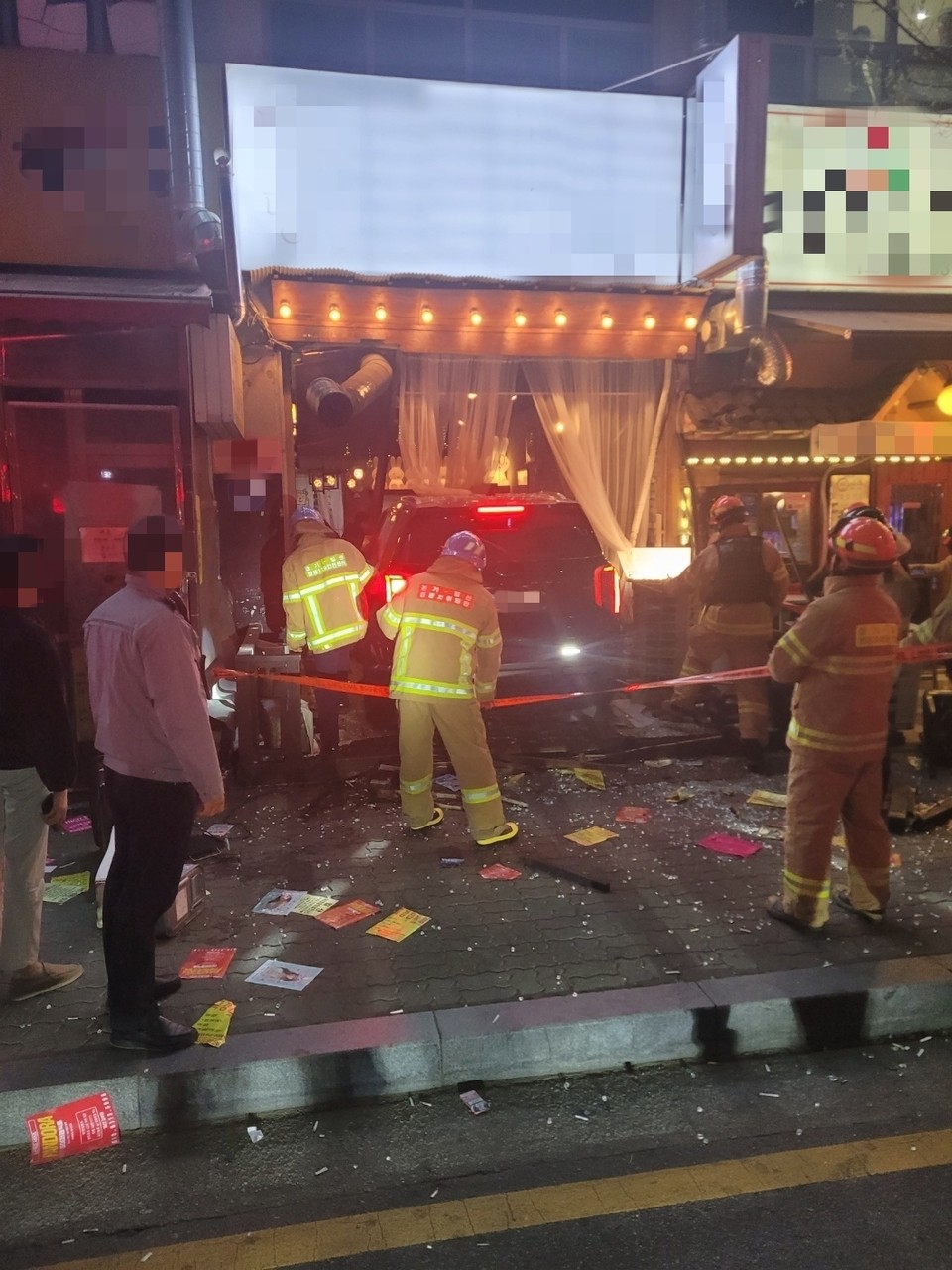 10일 오전 0시19분께 고양시 일산동구 장항동의 한 주점으로 40대가 몰던 SUV 차량이 돌진하는 사고가 나 주점 안에 있던 직원과 손님 12명이 중·경상을 입어 인근 병원으로 분산 이송됐다. 사진은 사고 현장. (사진제공=경기도북부소방재난본부)