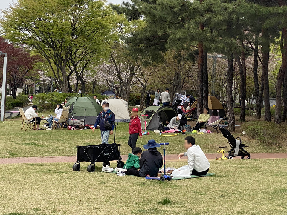 제22대 국회의원 총선거 투표일인 10일 오후 2시30분께 투표를 마친 시민들이 성남시청 광장에서 휴일을 만끽하고 있다. (사진=장은기 기자)