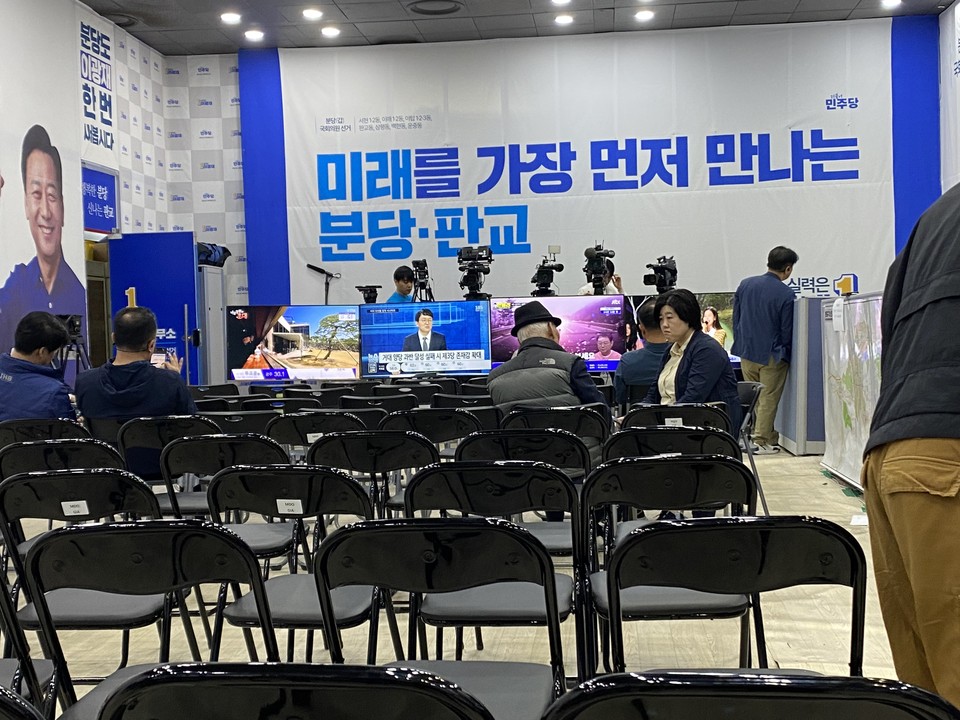 10일 오후 3시께 분당구 야탑동에 마련된 이광재 더불어민주당 후보 선거사무소에서 각 방송사들이 선거 개표방송 준비에 한창이다. (사진=장은기 기자)