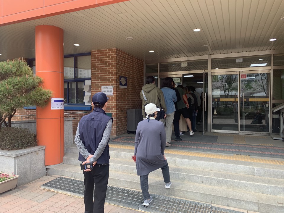 제22대 국회의원 총선거 투표 당일인 10일 오후 1시15분께 동두천시 송내동 제3투표소에 시민들이 주권을 행사하기 위해 줄을 서서 자신의 차례를 기다리고 있다. (사진=오기춘 기자)