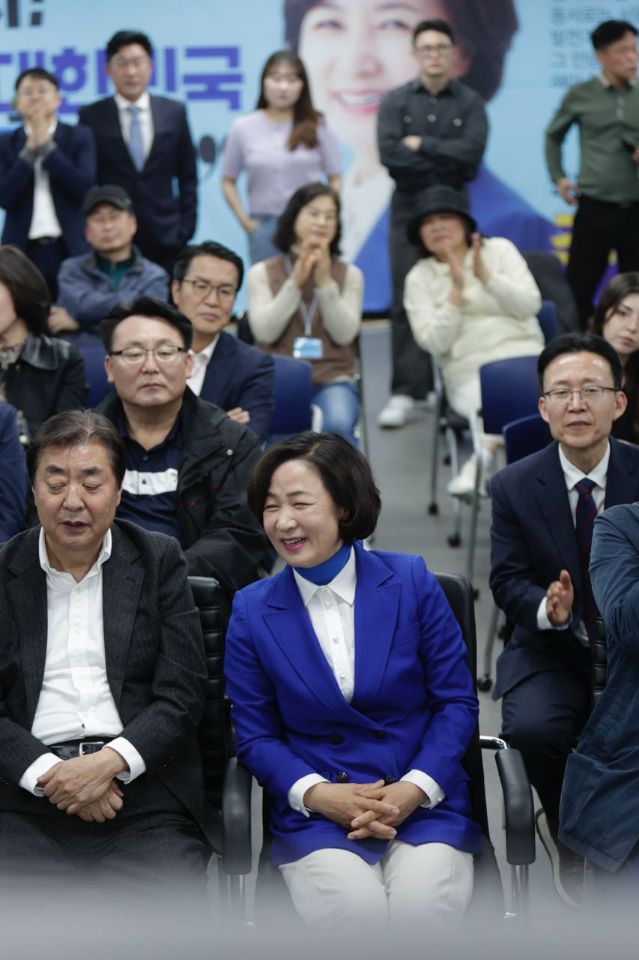 하남갑 더불어민주당 추미애 후보가 10일 오후 자신의 선거사무소에서 지상파 출구 조사 발표에서 앞서는 것으로 나타나자 당직자들과 환하게 웃고 있다. (사진=장은기 기자)