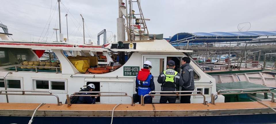 경기도는 지난 3월부터 이달 4일까지 실시한 어선사고 예방 안전점검을 통해 구명조끼 및 구명부환, 소방시설 등 안전기준 부적합 사항 42건을 시정조치 했다. (사진제공=경기도청)