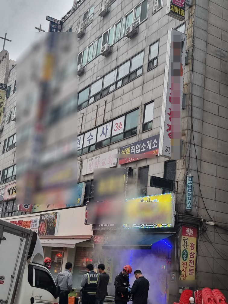11일 오전 5시56분께 안산시 상록구의 한 노래방에서 불이 나 신고를 받고 출동한 소방당국에 의해 꺼졌다. 사진은 화재 현장. (사진제공=경기도소방재난본부)