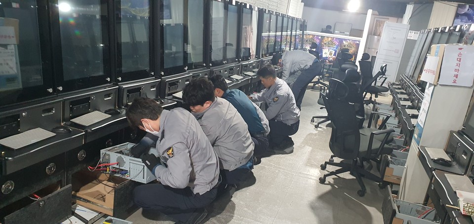 불법 홀덤펍과 사행성 게임장 영업을 하며 도박성 범죄를 저질러 온 업주와 종업원, 손님들이 무더기로 경찰에 단속됐다. (사진제공=의정부경찰서)