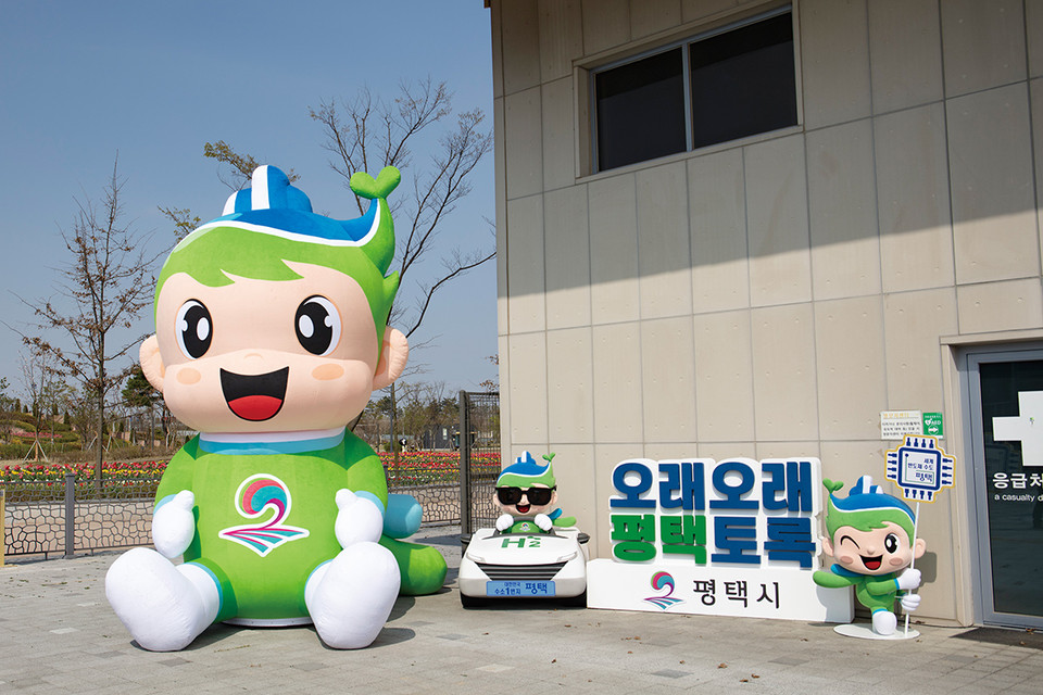 평택시가 13일부터 농업생태원에서 개최되는 ‘2024 평택 꽃나들이 축제’에 ‘평택이’ 캐릭터 대형 조형물을 전시한다고 밝혔다. (사진제공=평택시청)