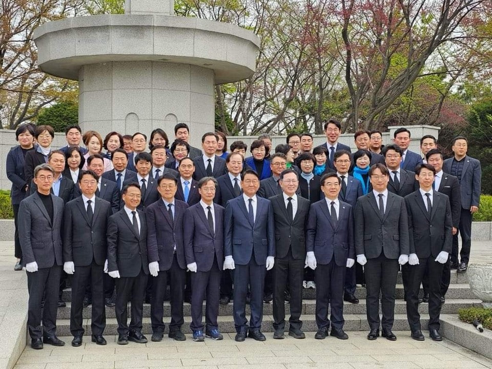 박남춘 인천 총괄선대위원장이 “마침내 주권자의 힘으로 정권심판을 이뤄냈다”며 “현 정부는 국민이 든 회초리에 많은 것은 변화시켜야 할 것”이라고 말했다. 사진은 현충탑 참배 모습. (사진=박남춘 인천 총괄선대위원장 페이스북)