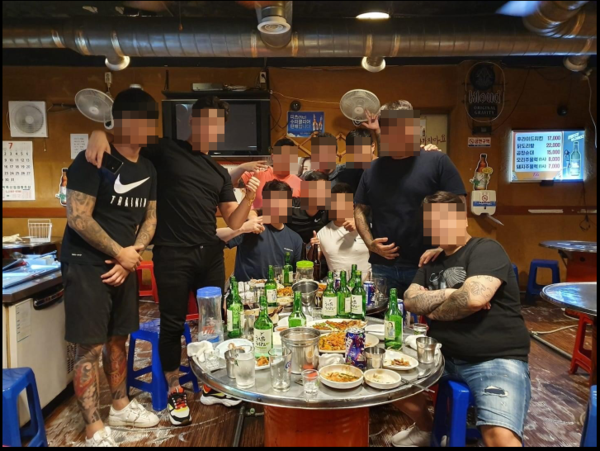 20∼30대가 주도한 신흥 폭력조직무더기로 경찰에 검거됐다. 사진은 조직원 단합사진. (사진제공=경기남부경찰청)