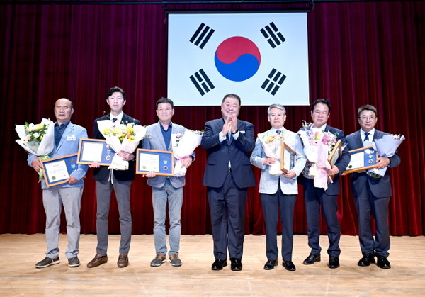 파주시는 어려운 경제 여건 속에서도 지방세 등의 성실납세로 시(市) 발전에 기여한 성실납세자 28명을 선정, ‘성실납세자 인증서’와 ‘표창장’ 등 각종 특전을 부여했다. (사진제공=파주시청)