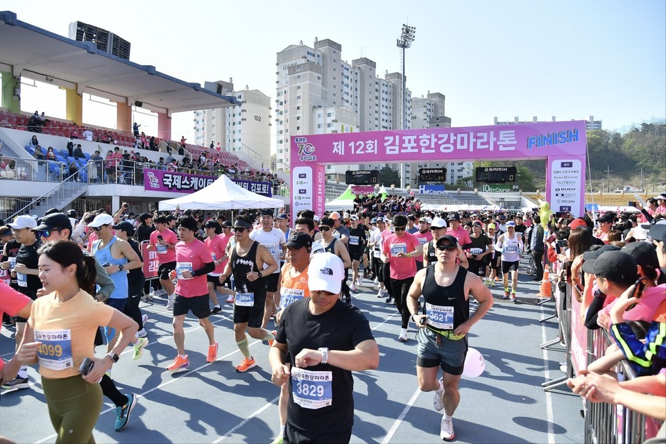 제12회 ‘김포한강 마라톤 대회' 참가자들이 출발지점인 김포종합운동장을 출발하고 있다. (사진제공=김포시청)