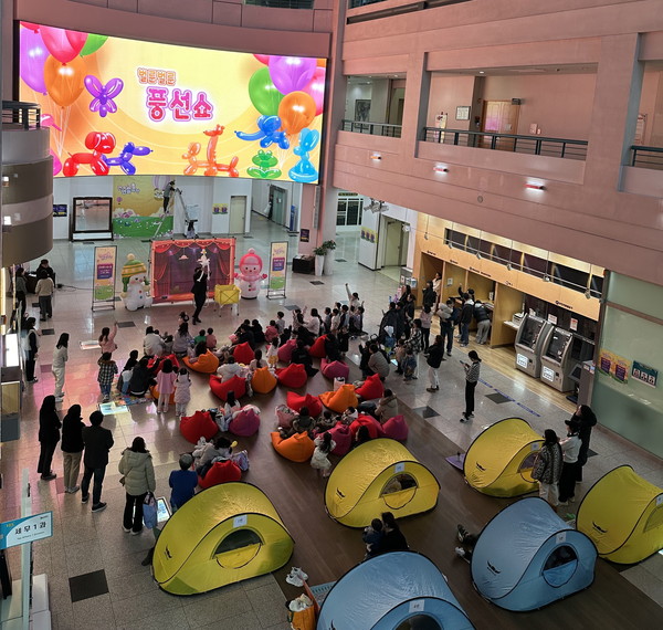 인천 연수구가 이달부터 청사 송죽원에 설치된 553인치 LED 전광판 ‘연수드림캔버스’를 통해 서울 예술의 전당에서 공연한 현장감 넘치는 연극, 발레, 오페라, 음악공연 등을 상영한다.  (사진제공=연수구청)