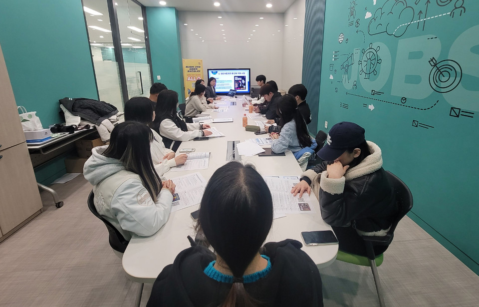 안양시가 청년정책의 체감도를 높이기 위해 청년들을 직접 찾아가 청년정책을 설명하고 소통하는 ‘찾아가는 청년정책 배달’ 서비스를 연말까지 지속 추진한다. (사진제공=안양시청)
