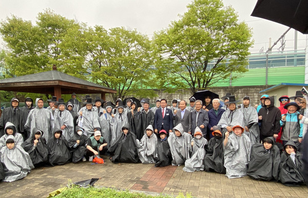 제5회 퇴계 이황(1501~ 1570) 선생의 마지막 귀향길을 재현하기 위한 순례단이 16일 오전 8시 한여울(양평군 국수역)을 출발해 배개나루(여주시 이포나루)까지 23㎞를 행군한다. (사진=장은기 기자)