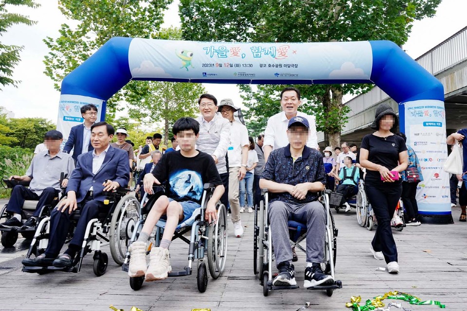 지난해 9월 열린 장애인과 비장애인이 함께하는 걷기대회 ‘가을愛 함께愛’에 함께한 이재준 수원시장. (사진제공=수원시청)