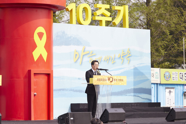 김동연 지사는 16일 오후 안산시 화랑유원지에서 열린 ‘세월호 참사 10주기 기억식’에 참석해 추도사를 전했다. (사진제공=경기도청)