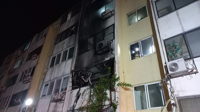 16일 오후 8시15분께 남양주시 오남읍 오남리의 한 6층짜리 아파트 2층 세대에서 불이 나 약 22분 만에 진화됐다. 사진은 화재 현장. (사진제공=경기도북부소방재난본부)