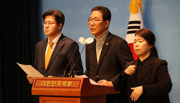 김주영·박상혁 의원이 지난해 12월 18일 국회 소통관에서 정부에 김포교통 문제 해결을 위한 서울지하철 5호선 연장안 최종발표 약속을 촉구하고 있다. (사진제공=김주영 의원실)