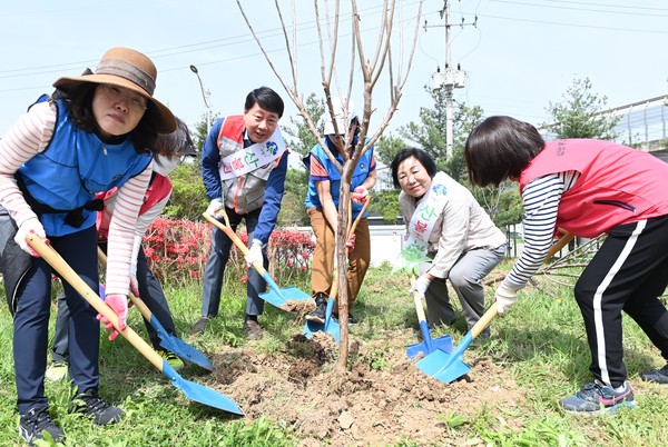 인천 부평구가 17일 삼산교통공원에서 ‘제79회 식목일 나무심기 행사’를 진행했다. (사진제공=부평구청)
