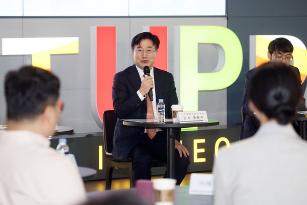 인천경제자유구역청이 인천스타트업파크에서 윤원석 청장 등이 참석한 가운데 ‘CES 2024’에 참가한 인천지역 기업들과 간담회를 17일 개최했다. (사진제공=인천경제청)