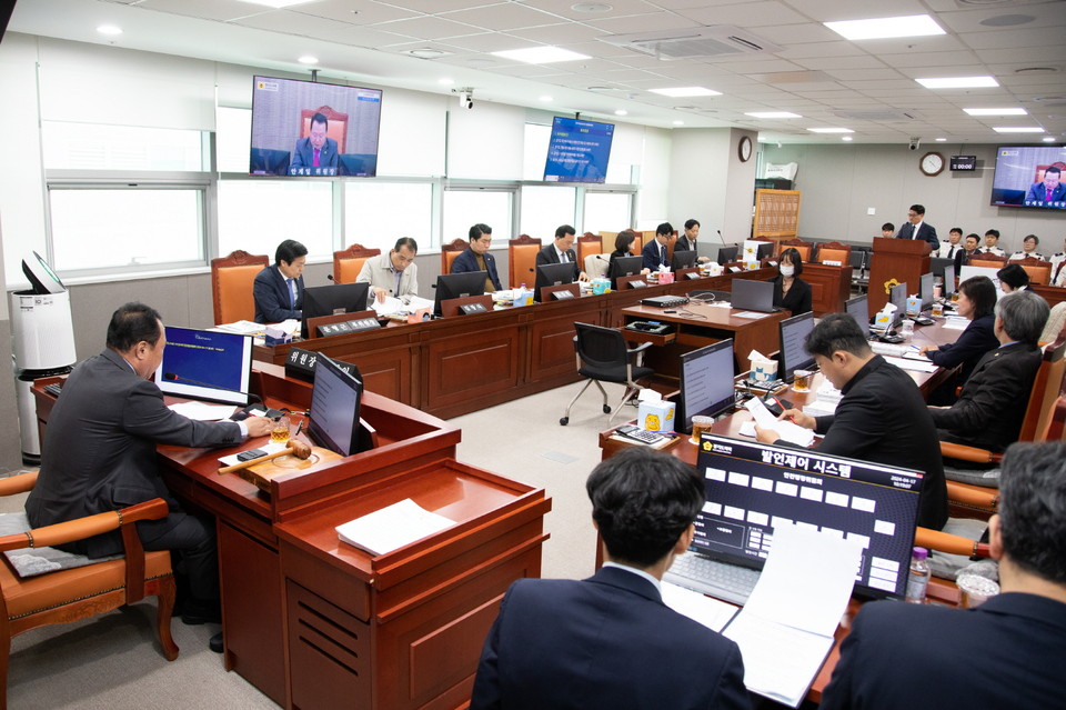 경기도의회 안전행정위원회는 17일 제374회 임시회 제1차 회의에서 재난복구 현장에 동원되는 군 장병의 안전 확보와 지원 근거를 담은 ‘경기도 재난복구지원 군 장병 안전 확보 및 지원에 관한 조례안’을 위원회안으로 통과시켰다. (사진제공=경기도의회)