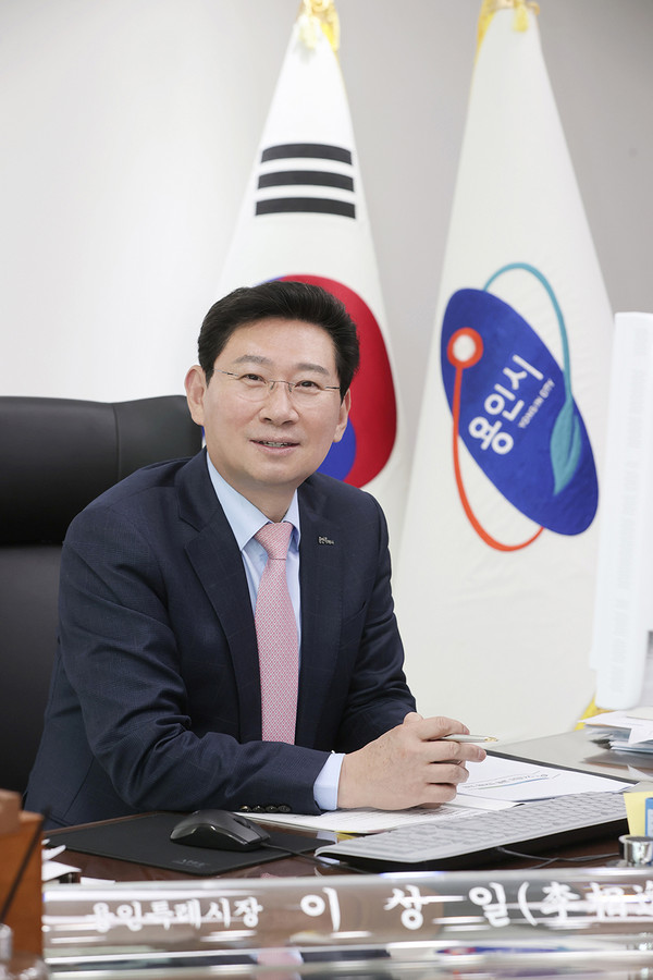 이상일 용인특례시장은 용인의 국가사업과 이양된 특례사무 등으로 급증하는 시의 행정수요에 적절하게 대응하기 위해 행정안전부가 정하는 지방자치단체의 기준인력, 기준인건비를 인구와 행정수요에 비례하는 수준으로 조정해야 한다는 입장을 16일 이상민 행정안전부 장관에게 보낸 서한을 통해 밝혔다. (사진제공=용인시청)