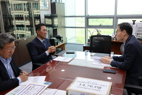 김주영 의원(사진 왼쪽 앞)이 강희업 대광위원장에게 김포교통문제 개선을 위한 시민서명지와 건의문을 전달한 뒤, 대화를 나누고 있다. (사진제공=김주영 의원실)