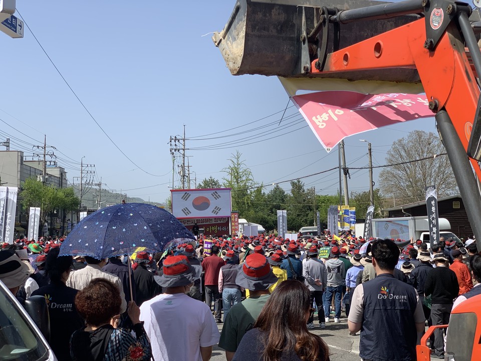 동두천시 지역발전 범시민대책위원회 18일 오후 2시30분께 보산동 미군부대 정문 앞에서 박형덕 동두천시장, 김성원 국회의원, 심우현 동두천시 지역발전 범시민대책위원장을 비롯한 사회단체와 시민 2000여 명이 집결해 동두천을 위한 대책을 마련하라며 대정부궐기대회를 개최했다. (사진=오기춘 기자)
