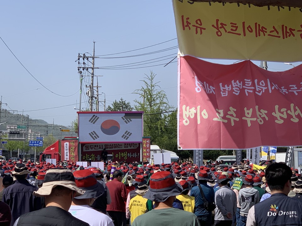 동두천시 지역발전 범시민대책위원회 18일 오후 2시30분께 보산동 미군부대 정문 앞에서 박형덕 동두천시장, 김성원 국회의원, 심우현 동두천시 지역발전 범시민대책위원장을 비롯한 사회단체와 시민 2000여 명이 집결해 동두천을 위한 대책을 마련하라며 대정부궐기대회를 개최했다. (사진=오기춘 기자)
