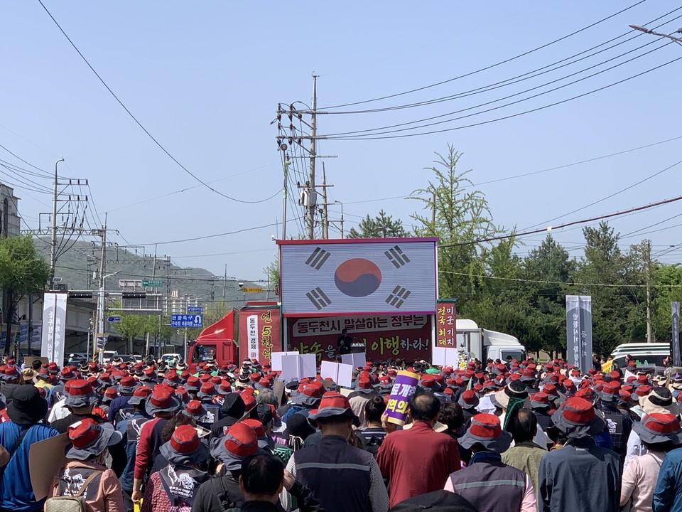 동두천시 지역발전 범시민대책위원회 18일 오후 2시30분께 보산동 미군부대 정문 앞에서 박형덕 동두천시장, 김성원 국회의원, 심우현 동두천시 지역발전 범시민대책위원장을 비롯한 사회단체와 시민 2000여 명이 집결해 동두천을 위한 대책을 마련하라며 대정부궐기대회를 개최했다. (사진=오기춘 기자)