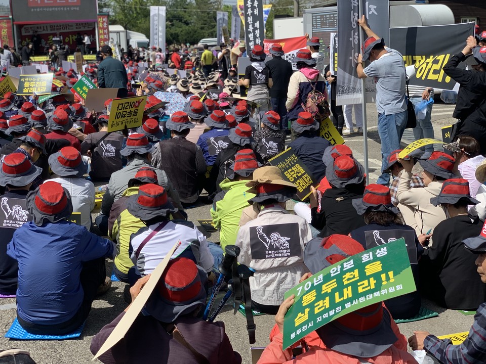 동두천시 지역발전 범시민대책위원회 18일 오후 2시30분께 보산동 미군부대 정문 앞에서 박형덕 동두천시장, 김성원 국회의원, 심우현 동두천시 지역발전 범시민대책위원장을 비롯한 사회단체와 시민 2000여 명이 집결해 동두천을 위한 대책을 마련하라며 대정부궐기대회를 개최했다. (사진=오기춘 기자)