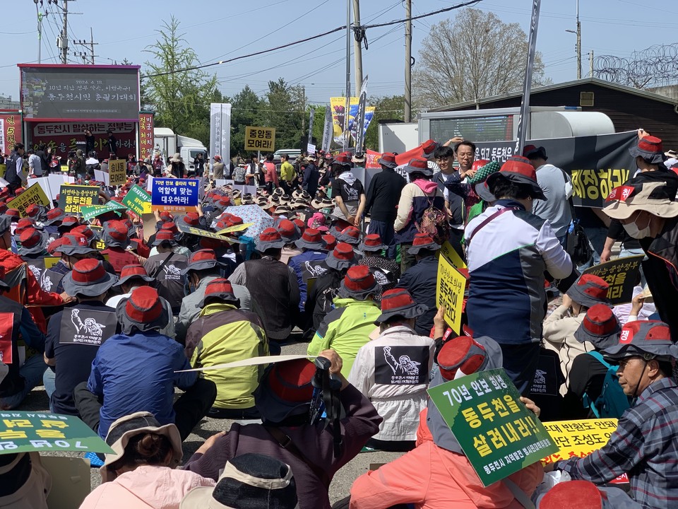 동두천시 지역발전 범시민대책위원회 18일 오후 2시30분께 보산동 미군부대 정문 앞에서 박형덕 동두천시장, 김성원 국회의원, 심우현 동두천시 지역발전 범시민대책위원장을 비롯한 사회단체와 시민 2000여 명이 집결해 동두천을 위한 대책을 마련하라며 대정부궐기대회를 개최했다. (사진=오기춘 기자)