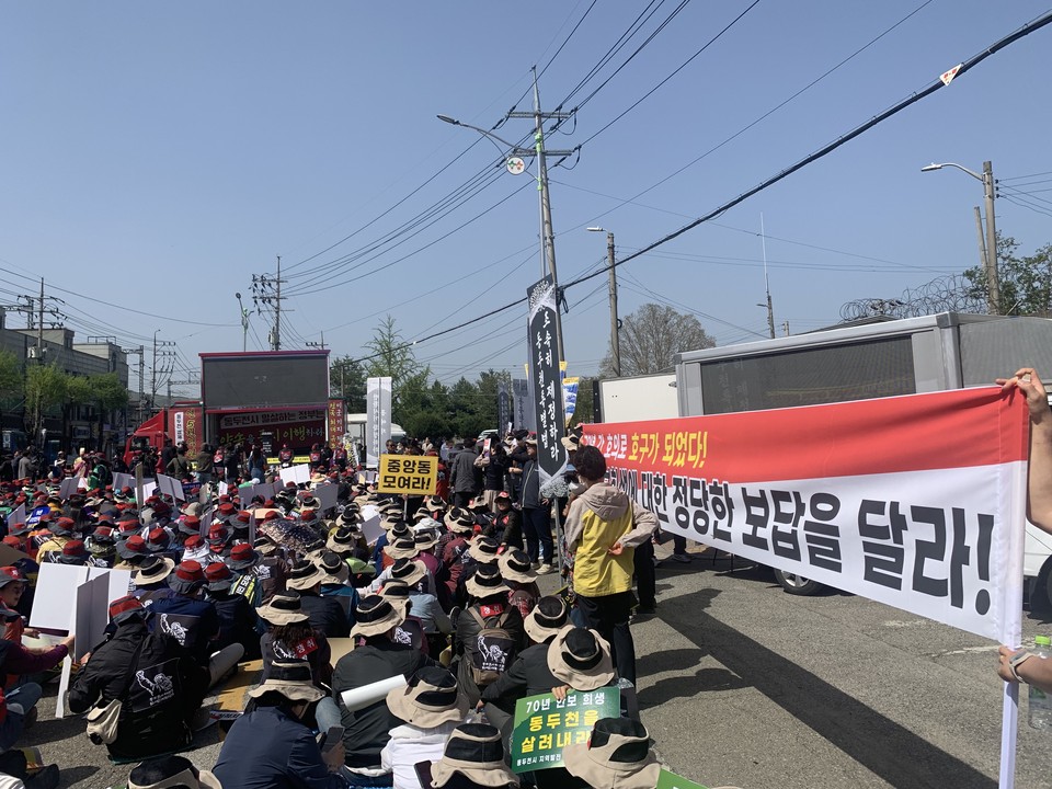 동두천시 지역발전 범시민대책위원회 18일 오후 2시30분께 보산동 미군부대 정문 앞에서 박형덕 동두천시장, 김성원 국회의원, 심우현 동두천시 지역발전 범시민대책위원장을 비롯한 사회단체와 시민 2000여 명이 집결해 동두천을 위한 대책을 마련하라며 대정부궐기대회를 개최했다. (사진=오기춘 기자)